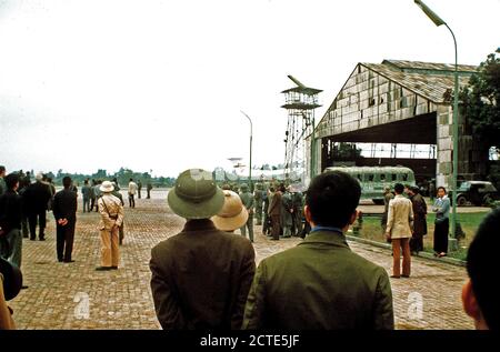 1973 - Un avion C-141 Starlifter arrive à l'aéroport de Gia Lam à évacuer les prisonniers de guerre récemment libérés de Clark Air Base, République des Philippines. Banque D'Images