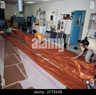 (18 mai 1973) --- ouvriers dans le GE Building en face du Centre spatial Johnson de plier un parasol en forme de voile cours de fabrication d'une utilisation possible comme un écran solaire pour l'atelier orbitale Skylab (OWS). Banque D'Images