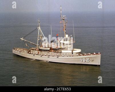 1979 - Un avant tribord vue de la flotte de remorqueurs de l'océan USS SHAKORI (ATF 162) en cours. Banque D'Images