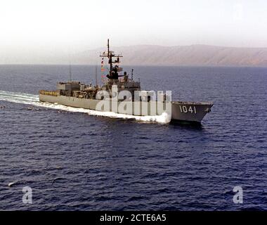 1976 - Une antenne avant tribord vue de la frégate USS BRADLEY (FF-1041) en cours près de l'île San Clemente. Banque D'Images