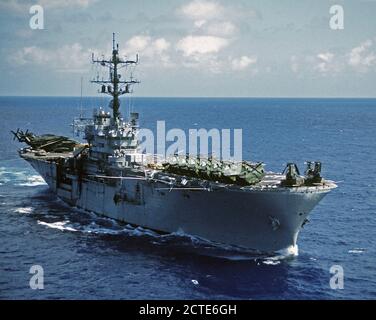 1970 - Un tribord arrière vue sur le navire d'assaut amphibie USS Iwo Jima (LPH-2) en cours à la ville de New York pour un show de Bob Hope. Le navire et son équipage vient de terminer un exercice sur le terrain à Porto Rico. Banque D'Images