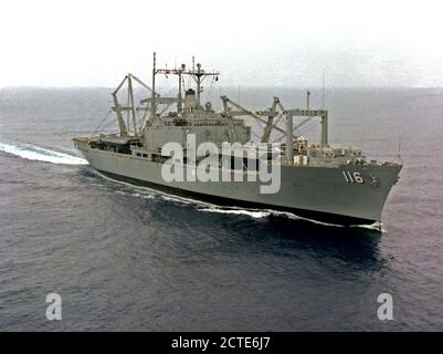 1976 - Une antenne avant tribord vue du cargo amphibie USS ST. LOUIS (LKA-116) en cours au large de la côte sud de la Californie. Banque D'Images