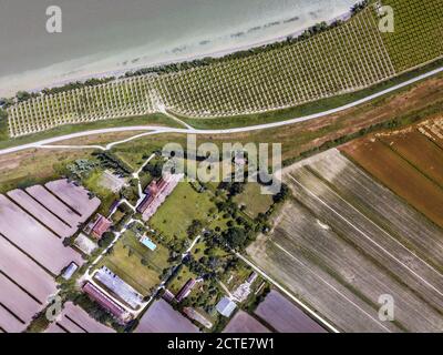 Une photo aérienne d'un grand terrain résidentiel Banque D'Images