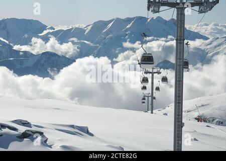 Cabine de remontée mécanique dans un paysage de montagne enneigé Banque D'Images