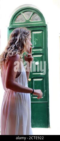 Une femme fumant de la cigarette. Banque D'Images