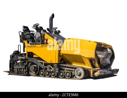 Grande machine de pose de revêtement en asphalte. Véhicule de construction de route jaune, avec siège conducteur exposé. Finisseur de camion en caoutchouc. Isolé sur blanc. Banque D'Images