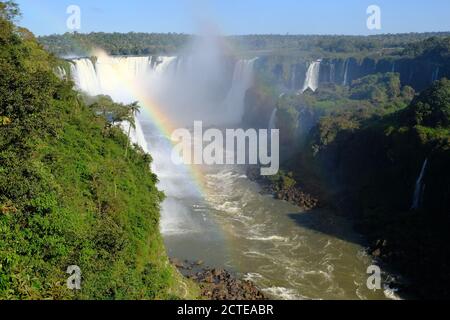 Brésil Foz do Iguaçu - chutes d'Iguaçu gorge du diable - Vue panoramique sur le canyon avec arc-en-ciel Banque D'Images