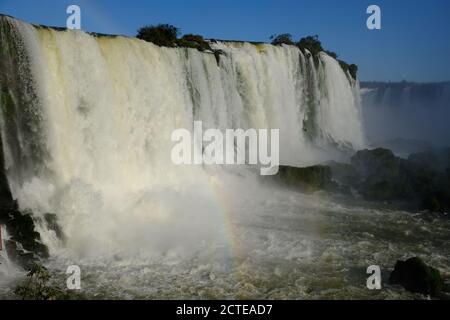 Brésil Foz do Iguaçu - chutes d'Iguaçu gorge du diable - Las Cataratas del Iguazu vue panoramique le long des chutes Banque D'Images