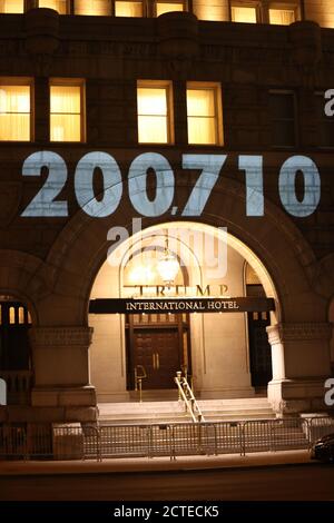 Washington, DC, États-Unis. 22 septembre 2020. Le 19 septembre 2020, les numéros de décès US COVID-22 sont affichés à l'hôtel Trump International à Washington. Crédit : Mpi34/Media Punch/Alamy Live News Banque D'Images