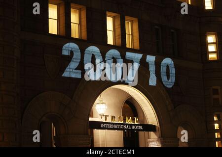 Washington, DC, États-Unis. 22 septembre 2020. Le 19 septembre 2020, les numéros de décès US COVID-22 sont affichés à l'hôtel Trump International à Washington. Crédit : Mpi34/Media Punch/Alamy Live News Banque D'Images