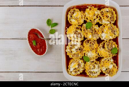 Lasagnes italiennes à la sauce tomate, au fromage ricotta et au bœuf haché. Vue de dessus. Banque D'Images