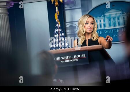 Le secrétaire de presse de la Maison Blanche Kayleigh McEnany tient un briefing de presse dans la salle Brady de la Maison Blanche à Washington, DC, le mardi 22 septembre 2020. Crédit : Sarah Silbiger/Pool via CNP/MediaPunch Banque D'Images