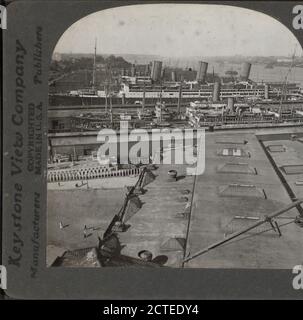 Great Ocean Liners à The Docks, Hoboken, N.J. -- montrant Upper Manhattan Island et Hudson River., Keystone View Company, Piers & Wharves, Ocean liners, New Jersey, Hudson River (N.Y. et N.J.), Hoboken (N.J Banque D'Images