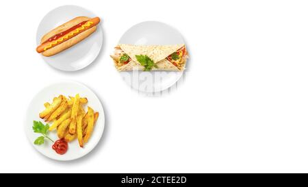 Vue de dessus des fast-foods. Hot dog, tortilla et frites isolées sur fond blanc avec espace de copie. Aliments malsains. Composition des aliments. Banque D'Images