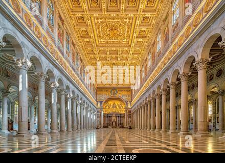 Basilique Saint-Paul à l'extérieur des murs, San Paolo fuori le Mura, Saint-Paul à l'extérieur des murs, intérieur. L'une des quatre basiliques papale à Rome en Italie. Banque D'Images