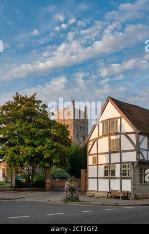 Bâtiment à pans de bois et abbaye de Tewkesbury au lever du soleil en septembre. Tewkesbury, Gloucestershire, Angleterre Banque D'Images