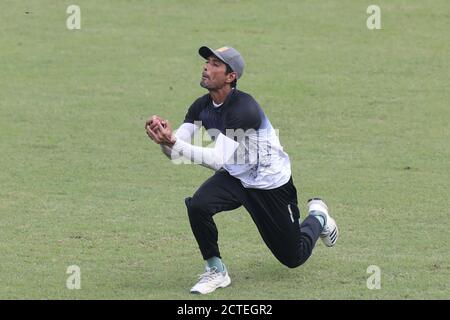 Dhaka, Bangladesh. 22 septembre 2020. Le joueur de l'équipe nationale de cricket du Bangladesh Mahmudullah en action pendant la séance d'entraînement au stade national de cricket Sher-e-Bangla.le Bangladesh est susceptible de jouer deux tests à Kandy et le troisième à Colombo, avec la tournée latérale au Sri Lanka ce mois-ci. Un dispositif provisoire a été mis à la crache par le Bangladesh Cricket Board et le Sri Lanka Cricket qui seront dévoilés avant la série. Crédit : SOPA Images Limited/Alamy Live News Banque D'Images