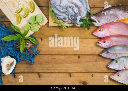 Poisson frais des Caraïbes, fruits de mer sur une ancienne table en bois. Vue de dessus. Gros plan. Banque D'Images
