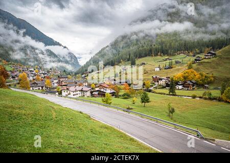 Paysage de route le long d'un petit village dans le nord de l'Italie sur les pentes des Dolomites début de l'automne.