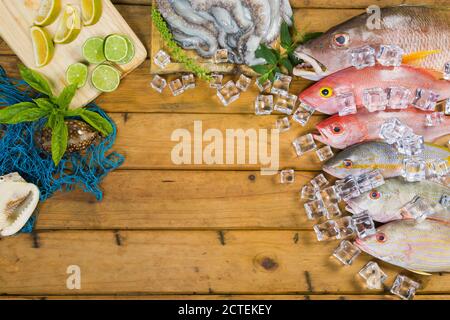 Poisson frais des Caraïbes, fruits de mer sur une ancienne table en bois. Vue de dessus. Gros plan. Banque D'Images