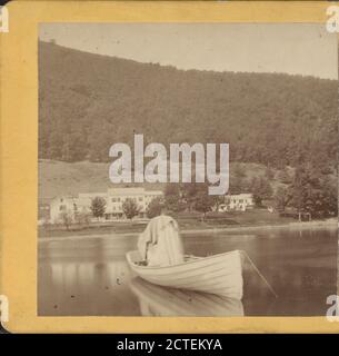 Vue sur le lac de barque en premier plan, les bâtiments de la rive au-delà., Wildey, O. H., barques, New York (État), Skaneateles Lake (N.Y Banque D'Images