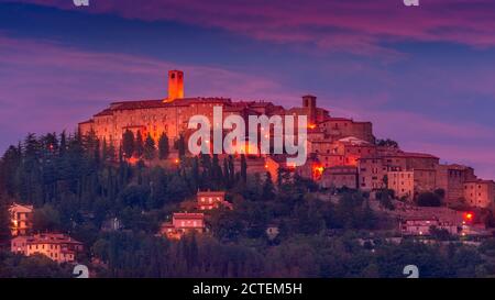 Monte Santa Maria Valtiberina, Ombrie, Italie au coucher du soleil, heure bleue. Banque D'Images