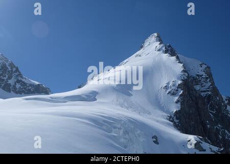 La neige couvrait l'eveque, un sommet de montagne au milieu des glaciers au-dessus d'Arolla dans les alpes suisses Banque D'Images