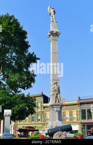 Mt. Carroll, Illinois, États-Unis. Le monument des soldats et marins du comté de Carroll sur la place du palais de justice de la ville. Banque D'Images