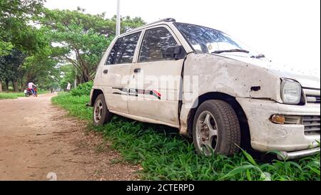 Voiture de naufrage sur le côté de la route. Banque D'Images