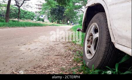 Voiture de naufrage sur le côté de la route. Banque D'Images