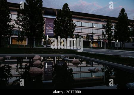 Cleveland, Ohio, États-Unis. 22 septembre 2020. Une piscine à réflexion adjacente à la Cleveland Clinic, vue depuis l'entrée principale du pavillon Sheila et Eric Samson, qui fait partie du campus de la réserve case Western, le mercredi 23 septembre 2020 à Cleveland, Ohio. Selon le site Web de Case.edu, « la pièce maîtresse du Campus de l'éducation en santé est le Pavillon Sheila et Eric Samson, un bâtiment de 477,000 pieds carrés dans lequel les étudiants en médecine, en soins infirmiers, en médecine dentaire, en aide médicale et même en travail social étudient et apprennent ensemble. Crédit : Andrew Dolph/ZUMA Wire/Alay Live News Banque D'Images