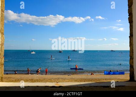 Freshwater Bay Isle of Wight avec vue sur la mer les boardeurs les marins les bateaux de kayak brise-vent ancrés dans la baie au large de la plage rivage Banque D'Images