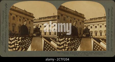 Le président McKinley et l'amiral Dewey examinent les troupes - Présentation de The Sword, Washington, D.C., 3 octobre 1899, Keystone View Company, Singley, B. L. (Benjamin Lloyd), McKinley, William, 1843-1901, Dewey, George, 1837-1917, 1899, Washington (D.C Banque D'Images