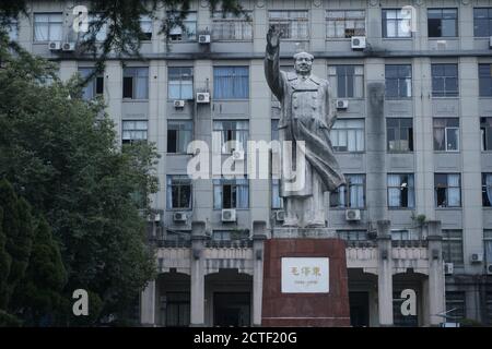 Une statue du président Mao zedong à l'université du Sichuan. Banque D'Images