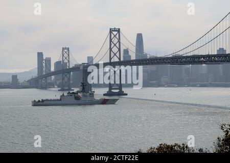 Le Cutter Waesche de la Garde côtière (WMSL 751) s'approche du pont de la baie de San Francisco alors que le Cutter quitte son Alameda, Calif, homeport pour une patrouille du Pacifique occidental, le 22 août 2020. Waesche est le troisième cutter de la Garde côtière à se déployer dans le Pacifique occidental au cours des deux dernières années pour soutenir la septième flotte de la Marine américaine. Photo de la Garde côtière américaine par le maître en chef Matthew S. Masaschi Banque D'Images