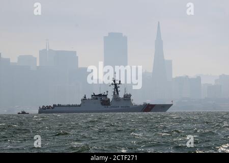 Le garde-côte Waesche (WMSL 751) transite la baie de San Francisco dans le brouillard et la fumée de nombreux feux de forêt qui brûlent dans la région de la baie de San Francisco, le 22 août 2020. L’équipage de Waesche a quitté son homeport d’Alameda, en Californie, pour une patrouille du Pacifique occidental, faisant de Waesche le troisième cutter de la Garde côtière à se déployer dans le Pacifique occidental au cours des deux dernières années pour soutenir la septième flotte de la Marine américaine. Photo de la Garde côtière américaine par le maître en chef Matthew S. Masaschi. Banque D'Images