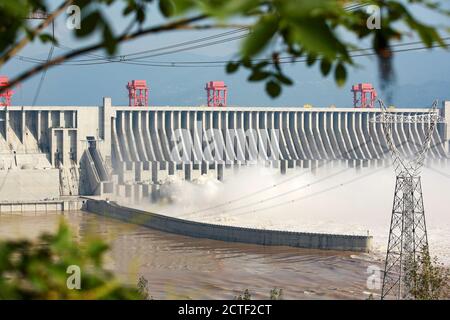 La photo prise le 17 août 2020 montre que l'eau s'inpresse du barrage des trois Gorges, dans la province de Chongqing, dans le sud-ouest de la Chine. Selon une prévision du Banque D'Images