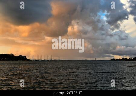 Des nuages sombres prédisent une tempête devant la mer au lever du soleil à Helsinki, en Finlande. Banque D'Images