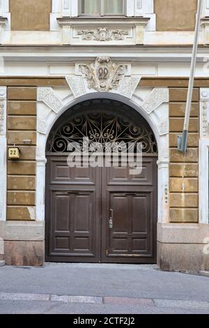 Porte d'embarquement fermée n° 22 sur un ancien bâtiment orné à Helsinki, en Finlande. Banque D'Images