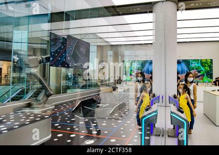 Des appareils, y compris des véhicules aériens sans pilote, sont exposés dans le nouveau magasin phare DJI, le premier du genre en Chine du nord Banque D'Images