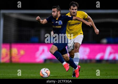 Le joueur de football israélo-arabe Dia Saba de Guangzhou R&F F.C., à gauche, protège le ballon du joueur de football croate Ivan Santini de Jiangsu Suning F.C. Banque D'Images