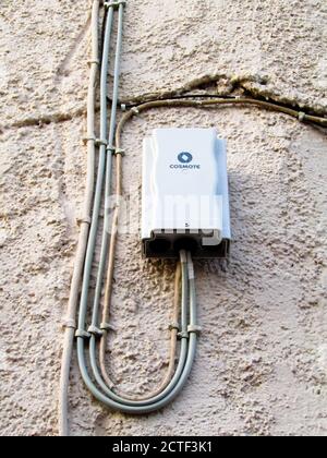 Ligne téléphonique et boîtier de raccordement Internet sur un mur, Crète, Grèce Banque D'Images