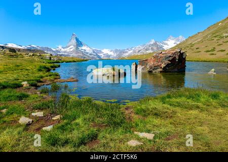 Reflet du Mont Cervin au lac Stellisee à Zermatt, station de montagne dans les Alpes suisses, canton du Valais, Suisse. Stellisee est situé sur cinq Banque D'Images