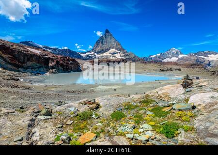 Prés alpins autour du Mont Cervin ou du Mont Cervin o Monte Cervino et Alpes suisses se reflétant dans le lac glacier près de Trockener Steg. Zermatt, célèbre Banque D'Images