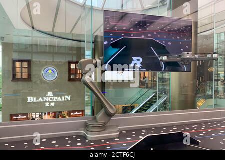 Des appareils, y compris des véhicules aériens sans pilote, sont exposés dans le nouveau magasin phare DJI, le premier du genre en Chine du nord Banque D'Images