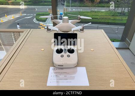 Des appareils, y compris des véhicules aériens sans pilote, sont exposés dans le nouveau magasin phare DJI, le premier du genre en Chine du nord Banque D'Images