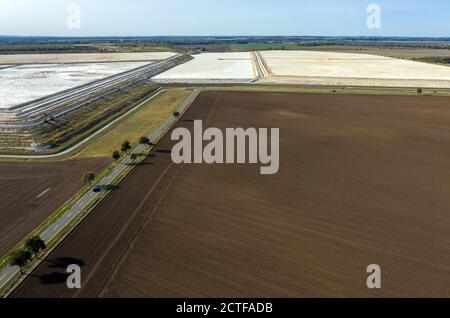 Latdorf, Allemagne. 17 septembre 2020. Les étangs de chaux près de Bernburg. Les bassins de décantation, qui couvrent plusieurs hectares, sont utilisés pour traiter les eaux usées de production provenant de la production de soude. Au cours du processus, la chaux et les résidus se déposent et l'eau purifiée s'écoule dans la rivière Saale. Les sédiments provoquent une croissance constante des collines. Solvay GmbH produit du soda, du carbonate d'hydrogène de sodium, du peroxyde d'hydrogène de haute pureté et de l'acide phosphorique de haute pureté pour la production de puces informatiques depuis 130 ans. (Vue aérienne avec drone) Credit: Jan Woitas/dpa-Zentralbild/ZB/dpa/Alamy Live News Banque D'Images