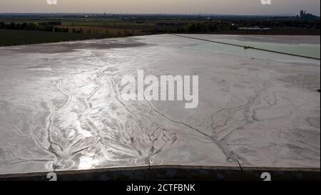 17 septembre 2020, Saxe-Anhalt, Latdorf: L'eau de rinçage crée des motifs différents sur un étang de chaux. Les bassins de décantation, de plusieurs hectares, sont utilisés pour traiter les eaux usées de production provenant de la production de soude. Au cours du processus, la chaux et les résidus se déposent et l'eau purifiée s'écoule dans la Saale. Les sédiments provoquent une croissance constante des collines. Solvay GmbH produit du soda, du carbonate d'hydrogène de sodium, du peroxyde d'hydrogène de haute pureté et de l'acide phosphorique de haute pureté pour la production de puces informatiques depuis 130 ans. (Vue aérienne avec drone) photo: Jan Woitas/dpa-Zentralbild/ZB Banque D'Images