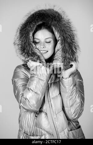 La fausse fourrure. Fashion girl des vêtements d'hiver. Tendance de la mode. Fashion manteau et chapeau. L'échauffement. Veste hiver décontracté et élégant légèrement plus ont plus d'éléments de confort tels que le capot plus fur trim sur le capot. Banque D'Images