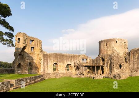 Vue intérieure sur les ruines du château médiéval de Barnard, à Co. Durham, Angleterre, Royaume-Uni Banque D'Images